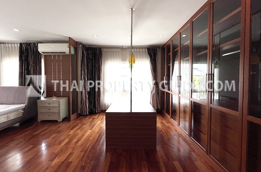 House with Shared Pool in Bangnatrad 